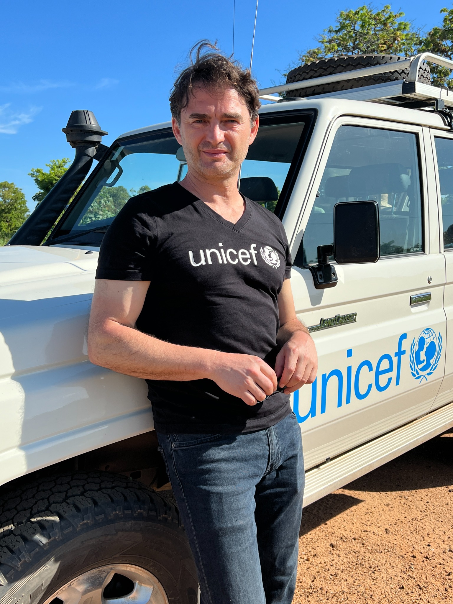 Lenn Kudrjawizki bei einem UNICEF-Projektbesuch in Afrika